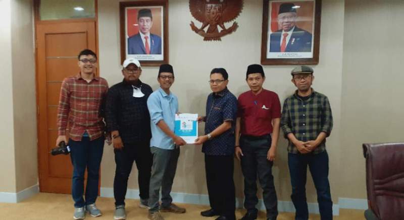 Ketua LBB Tangsel serahkan naskah lenong Betawi kepada Direktur Pengembangan dan Pemanfaatan Kebudayaan pada Kemenristekdikti RI.