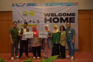 Pemberian Donasi kepada Perwakilan Guru