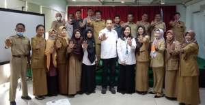 Kepala BNN Kota Pangkalpinang AKBP Noer Wisnanto bersama Kepsek dan guru usai Raker program pemberdayaan masyarakat anti narkoba di Bangka City Hotel.