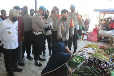 Kapolresta Tangerang Bersama Polwan Bagi bagi Masker Di Pasar Mauk