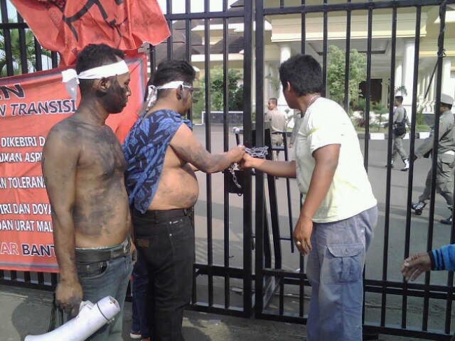 Kantor Gubernur Disegel Rakyat