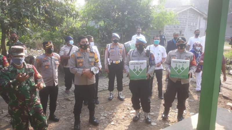 Kapolresta Tangerang Berikan Sembako untuk Warga Sindang Jaya yang Jalani Isoman