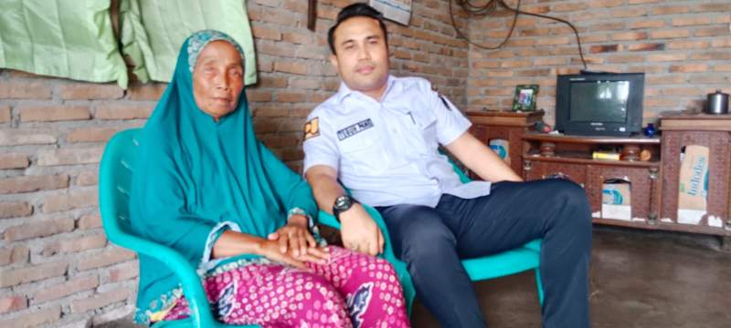 Kabid Cipta Karya, Teguh Pane kunjungi kediaman nek Ramlah di Desa Makmur.