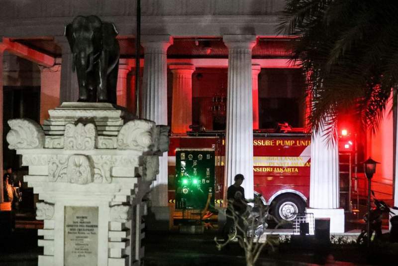 Suasana Museum Nasional di Jakarta yang terbakar, Sabtu (16/9/2023) malam.