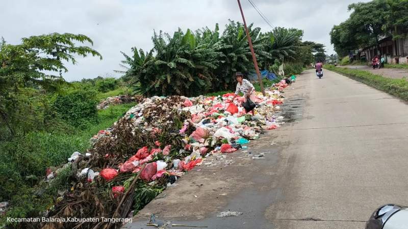 Sampah Menumpuk di jalan Baru