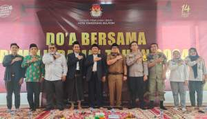 Wakil Wali Kota Tangsel Pilar Saga Ichsan dan Ketua KPU Tangsel, Taufiq MZ saat gelar doa bersama jelang Pemilu 14 Februari 2024.