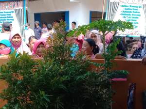 Pertanyakan BLT Dana Desa, Sejumlah Emak-emak Geruduk Datangi Desa Pabuaran