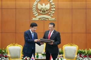 Ketua MPR RI, Bambang Soesatyo, usai menemui Ketua Parlemen Korea Selatan, Kim Jin Pyo, di Gedung MPR RI, Senayan, Jakarta, Kamis (19/1/2023).