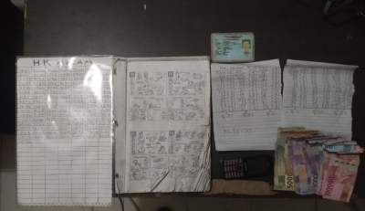 Nulis Togel di Rumah, Pria ini Pasrah Digulung Unit Reskrim Polsek Sei Tualang Raso Lengkap Dengan Barbut Tapsir Mimpinya