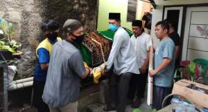 Kasad OR ketika akan dimakam oleh keluarganya.