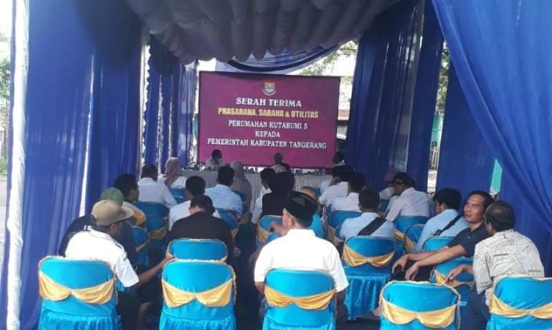 Warga Perumahan Kutabumi 5 menerima kedatangan tim verifikasi PSU dari dinas Perkrim