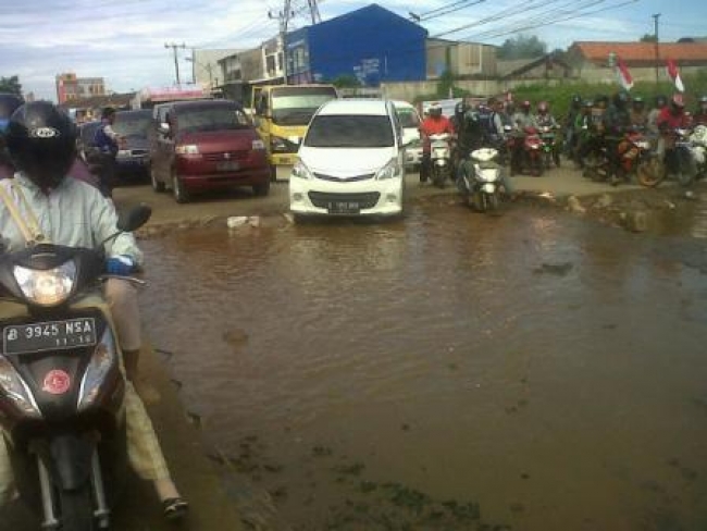 Pamulang- Kubangan Air sedalam 20 cm, akibat tak tuntas pekerjaan oleh PU Banten membuat Macet Total depan Pamulang Square, Kamis (9/1)dt