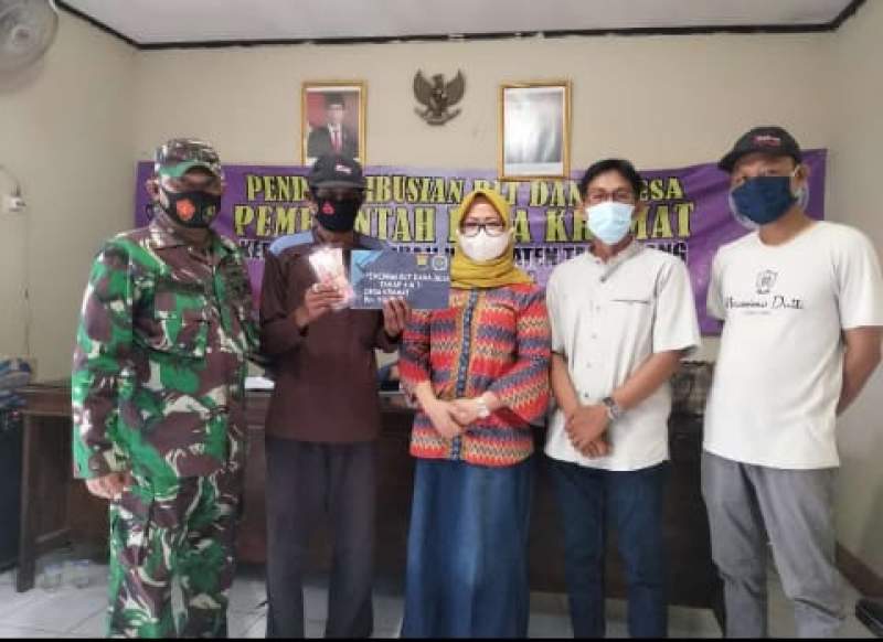 Kasie Pemerintahan Kecamatan Pakuhaji Monitoring Penyaluran BLT DD di Desa Kramat