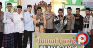 Kapolres Pasaman AKBP Yudho Huntoro,SIK,M.I.K foto bersama masyarakat pada acara Jumat Curhat di Masjid Raya Jihad.
