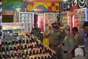 Berkedok Lapak Jamu Tradisional, Ribuan Miras Berhasil Disita Petugas Saat Razia