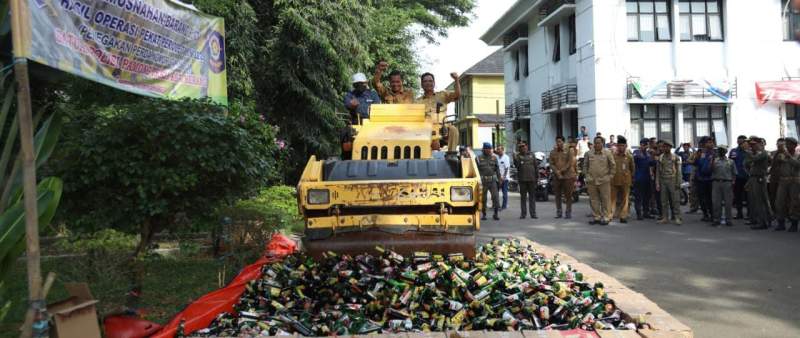 Hari Kesadaran Nasional, Pemkot Serang Musnahkan Ratusan Botol Miras