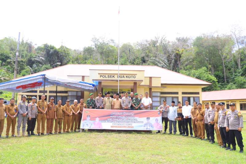 Kapolres Pasaman foto bersama dengan masyarakat Dua Koto usai acara silaturahmi di Mapolsek Dua Koto,Kab.Pasaman