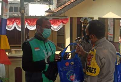 Dampak PPKM Darurat, Kapolres Serang Bagikan Paket Sembako untuk Pedagang dan Pekerja
