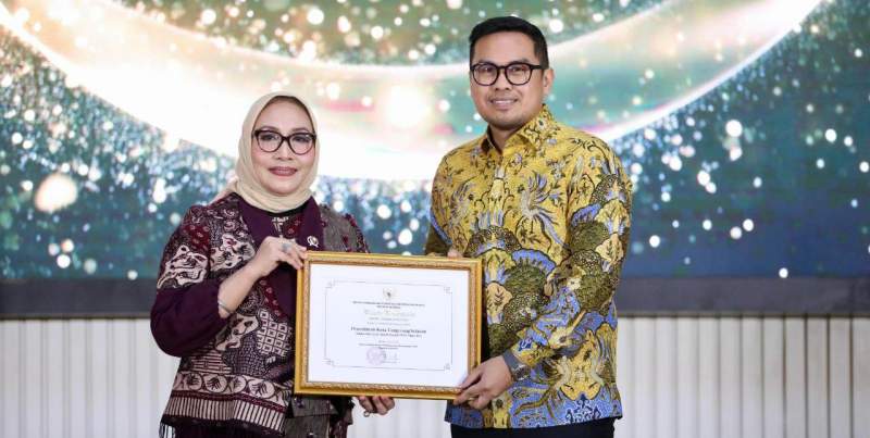 Wakil Wali Kota Tangsel, Pilar Saga Ichsan terima penghargaan predikat Kota Layak Anak Kategori Utama 2025. (ist)v