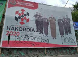 Baliho milik Kejari Tangsel di sekitaran bundaran Ciater di corat-coret oleh OTK.