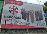 Baliho milik Kejari Tangsel di sekitaran bundaran Ciater di corat-coret oleh OTK.