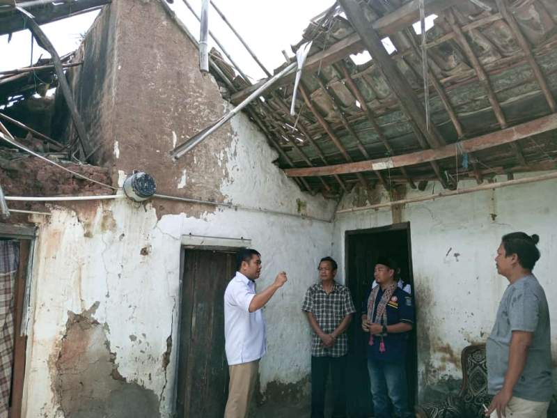 Tinjau Rumah Nyaris Roboh, Imam Ghozali : Kita akan Ajukan Program Rutilahu