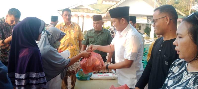 Wakil Bupati Serdang Bedagai, Admin Umar Yusri Tambunan jual sembako murah kepada masyarakat.