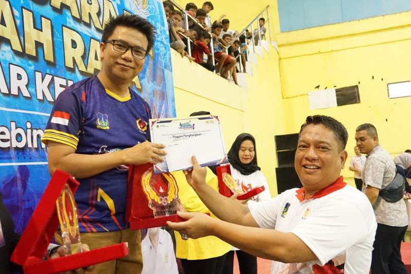 Walikota Tebing Tinggi, Syarmadani tutup pekan olahraga kelurahan.