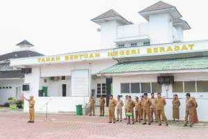 Bupati Serdang Bedagai, Darma Wijaya pimpin apel pagi.(istimewa).