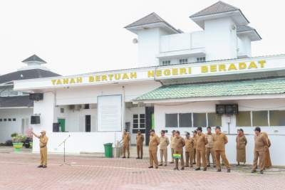 Bupati Serdang Bedagai, Darma Wijaya pimpin apel pagi.(istimewa).