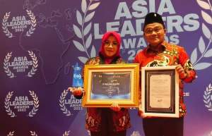 ketua DPRD kab Tangerang menerima penghargaan