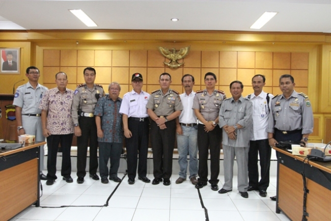 Komitmen bersama akan selalu menjaga displin berlalu lintas dengan tidak menaikan dan menurunkan penumpang serta penumpang tidak naik dan turun dari bus di jalan Tol Tangerang - Merak