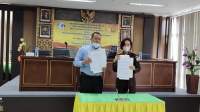 Kajari Cilegon Ely Kusumastuti dan Dirut Perumda Air Minum Cilegon Mandiri Taufiqurrahman saat Perpanjangan MoU antara Perumda Air Minum Cilegon Mandiri dengan Kejari Cilegon tentang Masalah Hukum Bidang Perdata dan Tata Usaha Negara di Aula Kejari Cilegon, Senin (17/1/2022).