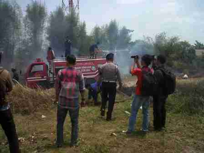 Empat Mobil Damkar Padamkan Kebakaran Lahan