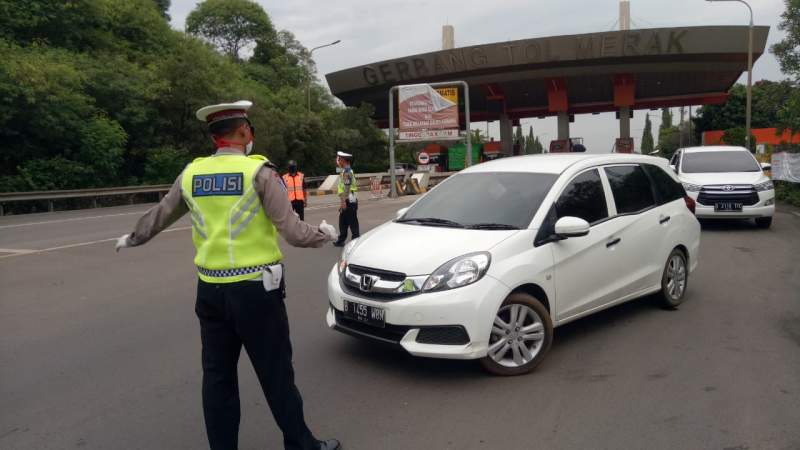 Mobil pemudik saat hendak berputar arah di Gerang Tol Merak, Rabu (29/4).