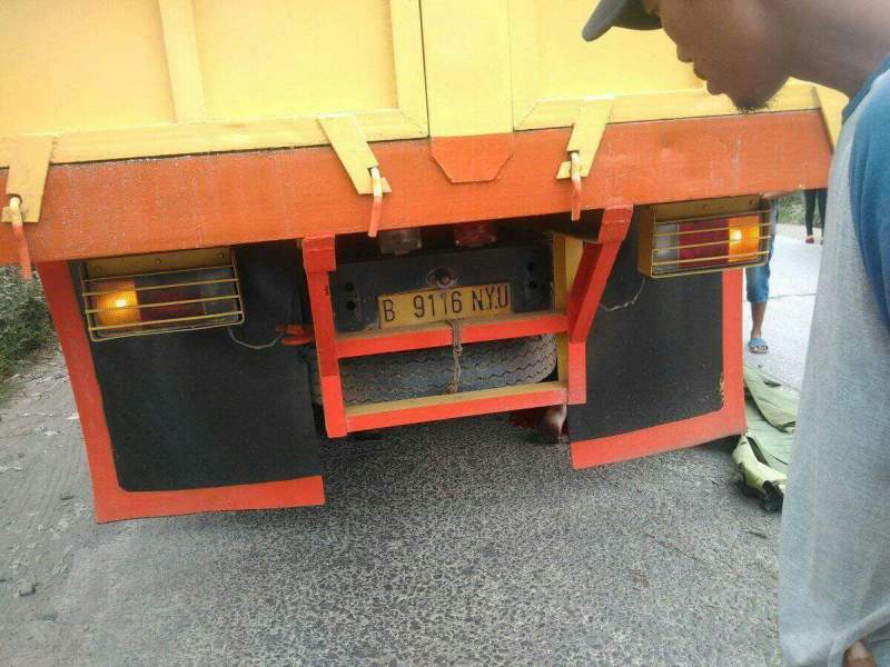 Truk yang melindas pesepeda motor di Legok.