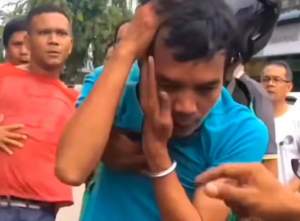 Perkelahian sopir angkot di Medan viral di media sosial.