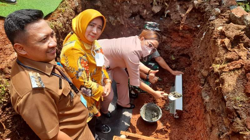 Ketua Promosi Kesehatan RSPI Bintaro Jaya, Agnesia Asih bersama Ketua Fasilitasi CSR Tangsel Lista Hurustiati, dan Camat Pondok Aren Hendra, saat peletakan batu pertama pembuatan septic tank di rumah salah satu warga RT 01/03 Kelurahan Perigi Lama, Pondok Aren.