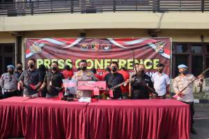 Kapolres Cilegon AKPB Eko Tjahyo Untoro didampingi Kasat Reskrim Polres Cilegon AKP Muchamad Nandar saat konferensi pers di Mapolres Cilegon, Rabu (27/7/2022).