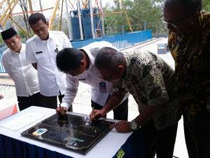 Penandatangan prasasti menandai diresmikannya Taman Derek di Cikotok, Lebak.