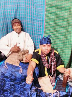 Warga Baduy Luar Narsan dan Jamal saar pameran koperasi di Lebak.