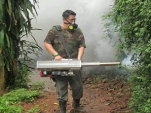 Pdk Aren- Relawan Bakorkomwil 19 Pdk Aren Saat melakukan Fogging (4/1)DT