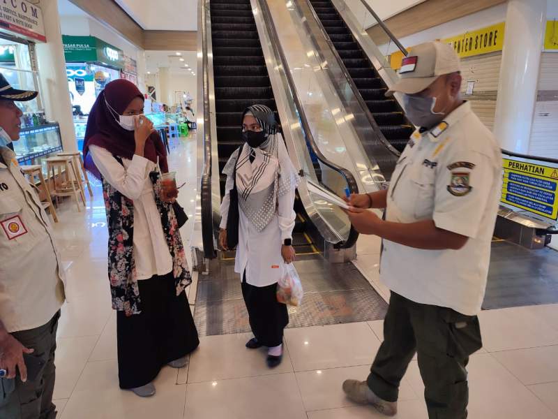 Petugas Satpol PP Cilegon saat mendata ASN yang kedapatan keluyuran disaat jam kerja di salah satu mall, Rabu (5/1/2022).