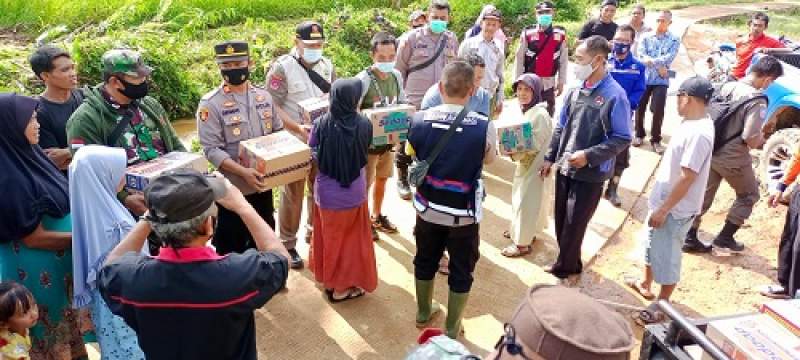 Kapolres Lebak Bagikan Sembako Kepada Warga Cibeber