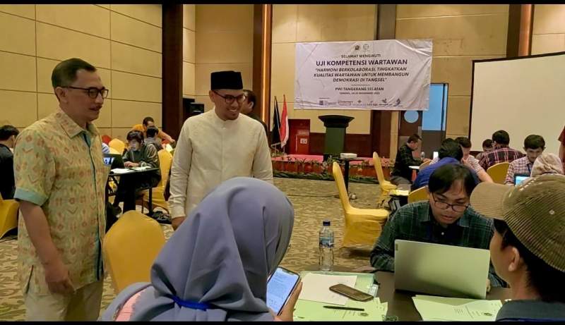 Wakil Wali Kota Tangsel saat memantau kegiatan UKW yang digelar PWI Kota Tangsel.