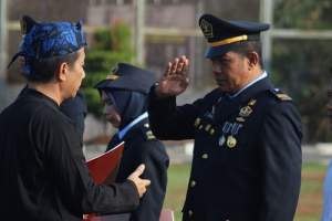 Kalapas Cilegon saat menyematkan tanda kehormatan secara simbolis saat menggelar Upacara Bendera Dirgahayu RI