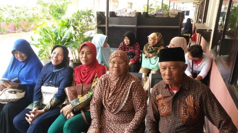 Korban penipuan jamaah umrah oleh oknum Kepsek SD di Karawaci, Kota Tangerang.