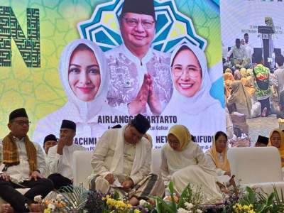 Ketua Umum DPP Partai Golkar dan Ketua TKD Prabowo-Gibran, Airin Rachmi Diani saat ikuti Isra Mi'raj yang diadakan pengajian Al-hidayah di Intermark BSD, Serpong.