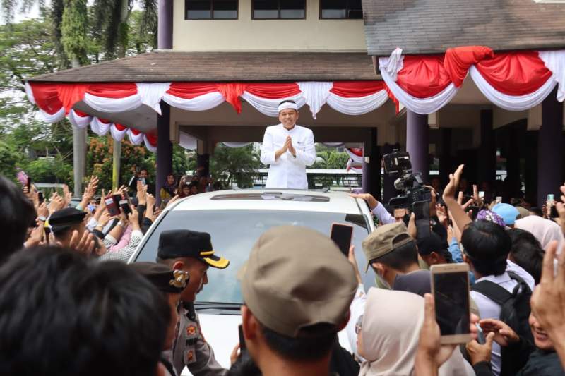 Gubernur Dedi Mulyadi Hadiri Ngarak Pataka Meriah HUT Ciamis ke-383