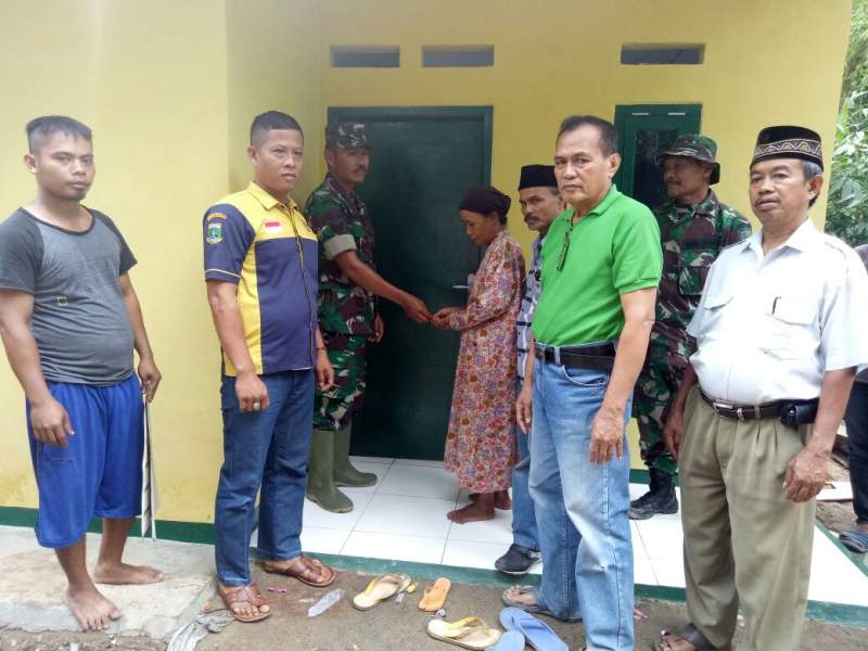 Pembangunan RTLH Rampung, Koramil Kopo Serahkan Kunci